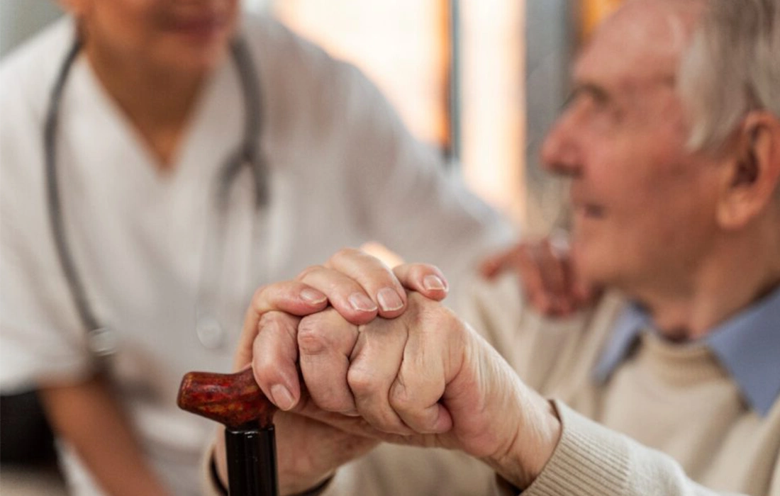 آرامش سالمندان را با استفاده از خدمات پرستاری سالمند در کرج تامین کنید